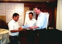 Fuehrungstraining mit Managern eines Industrieunternehmens Uebergabe der Teilnehmerzertifikate Bangkok, 2006