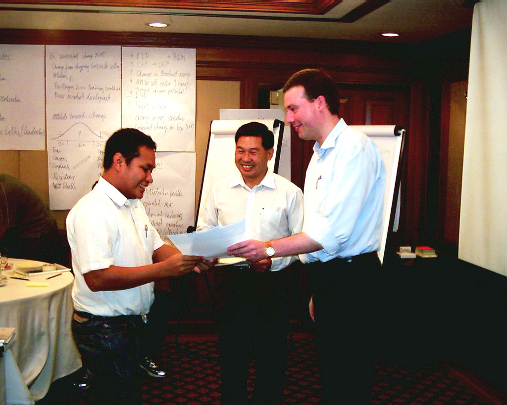 Fuehrungstraining mit Managern eines Industrieunternehmens Uebergabe der Teilnehmerzertifikate Bangkok, 2006